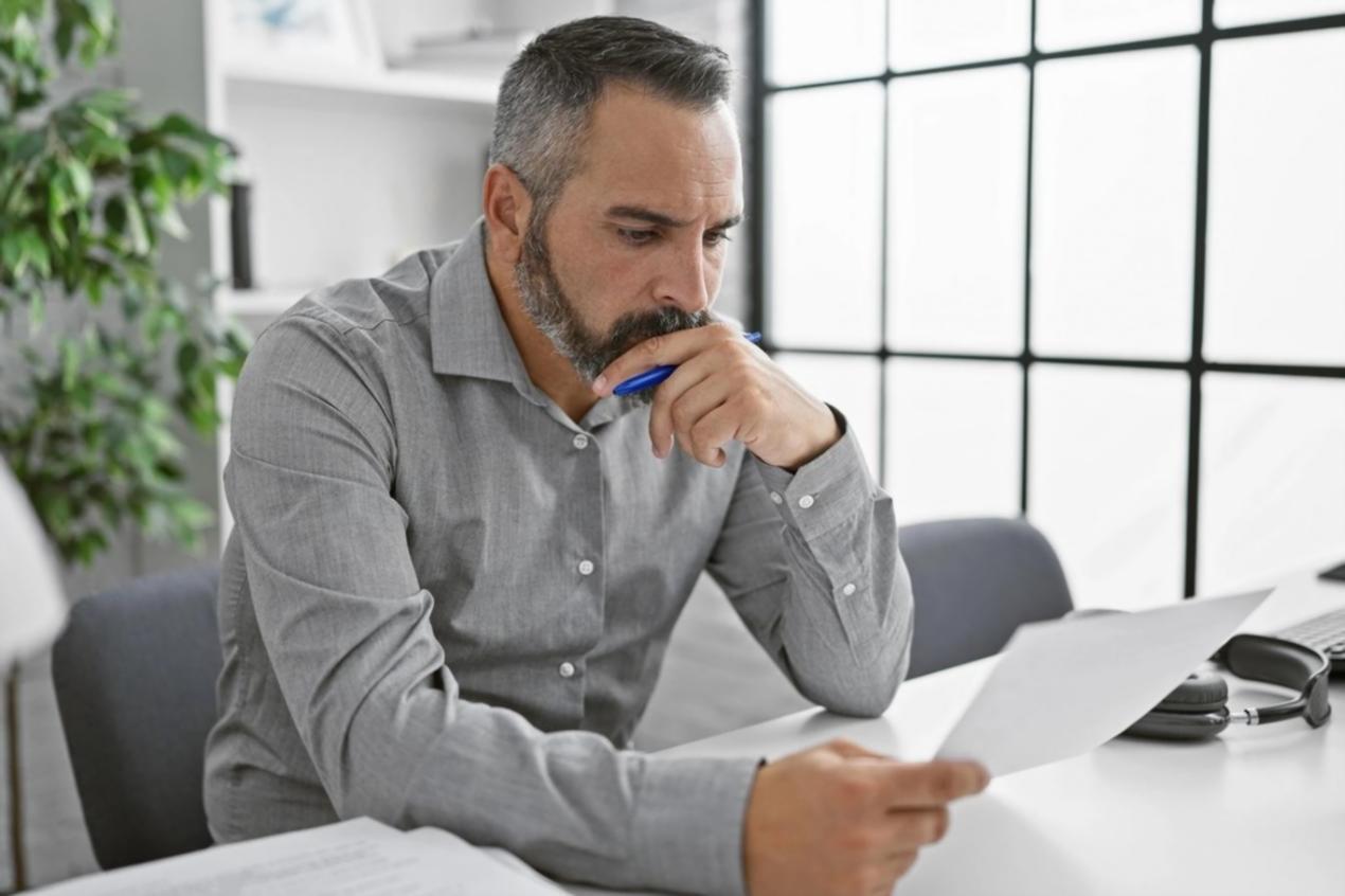 Apprenant suivant une formation financière sur son ordinateur portable