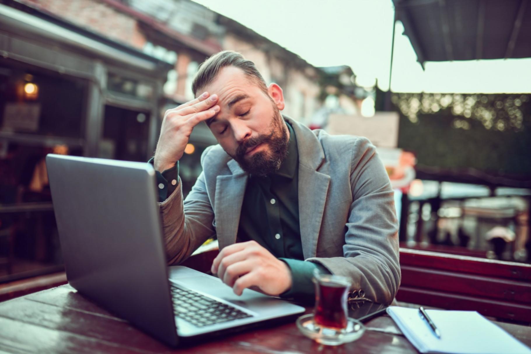 Formation en planification financière avec des documents et graphiques professionnels